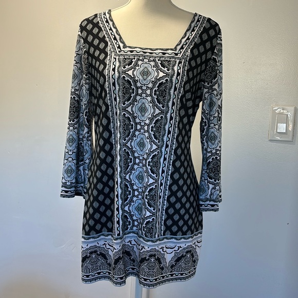 Coco Bianco. Size medium. Black, white, and blue quarter sleeve - Picture 1 of 1